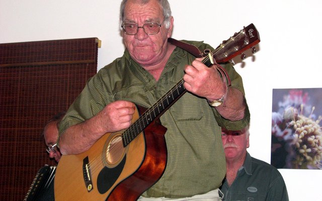 Wyle Manie Groenewald, Gansbaai se Boereorkes-ikoon op sy beste soos almal hom geken het, wat op 20 Augustus 2015 oorlede is 